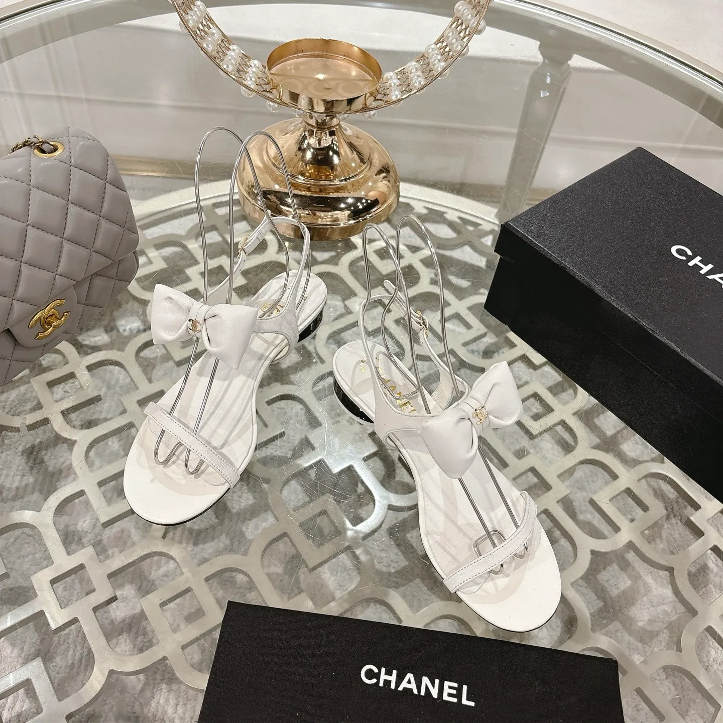 👟👟Ex-factory price 560👟👟 CHANEL 25ss spring and summer new counter top double C bow sandals. This classic design; bow with double C embellishment, playful and elegant, multiple color matching elements... Diversified mix and match is very beautiful and versatile, very light and comfortable on the feet, super delicate and elegant... ꫛꫀꪝ Go➫ Material: Upper: Original customized imported sheepskin Inner: Original custom-made sheepskin lining Outsole: Original custom-made Italian through-dyed genuine leather outsole Size: 35–40 (40 and 41 are custom-made and cannot be returned or exchanged)